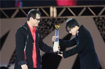 (罗大佑作为代表颁奖给林夕)