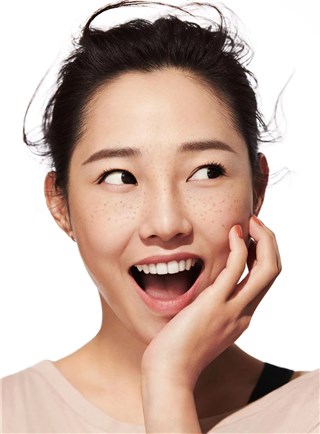白百何俏皮雀斑妆  力求还原真实自我展自信魅力