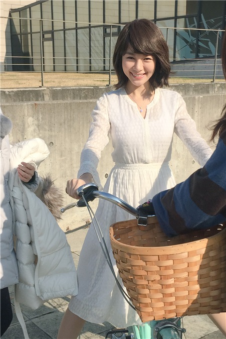 林明祯牵手李敏镐唯美出镜 枫树下骑脚踏车的女孩电晕欧巴