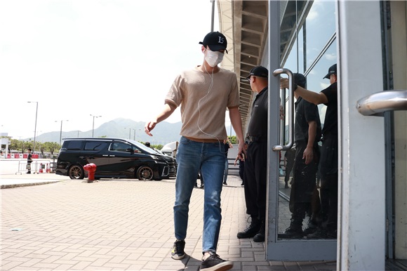 韩团XEO成员离港 粉丝热情道别