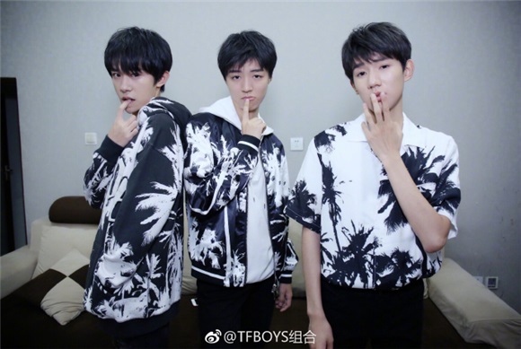 (康)TFBOYS成军四周年短片 穿着时尚摆脱青涩