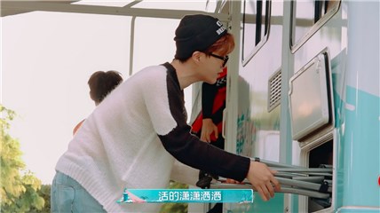 范丞丞唱《还珠格格》主题曲 看姐姐电视剧长大的小可爱！