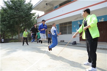 成员们陪孩子跳绳