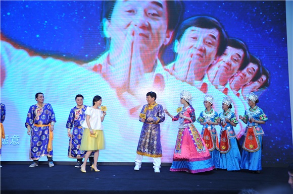 成龙《绝地逃亡》发布会「最炫民族风」跳舞卖萌 范冰冰变身「最美苗族小妹」