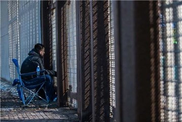 丹尼尔每周的周末都会搬着板凳来到这里与妻儿聊上一下午