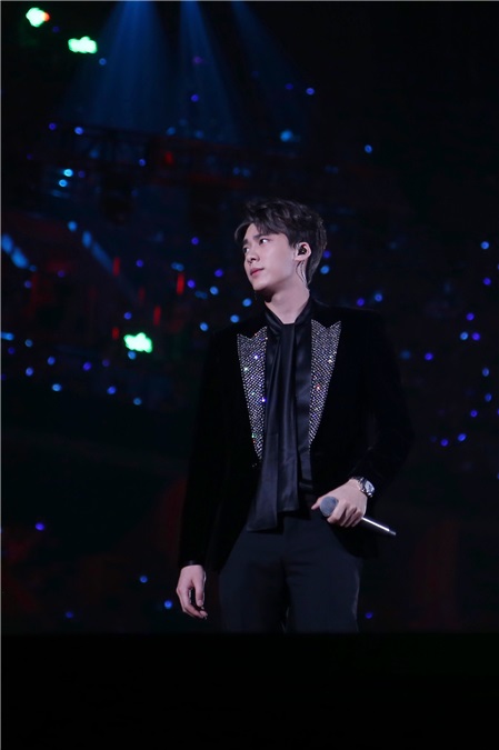 李易峰跨年晚会优雅演绎《角色》 亲创歌词回应所有质疑