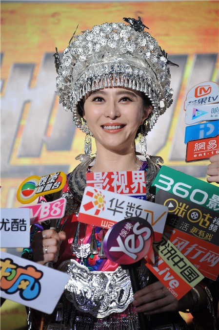 成龙《绝地逃亡》发布会「最炫民族风」跳舞卖萌 范冰冰变身「最美苗族小妹」