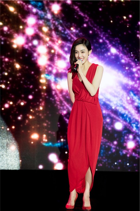 范玮琪性感红裙温婉可人 颜值被赞九五后