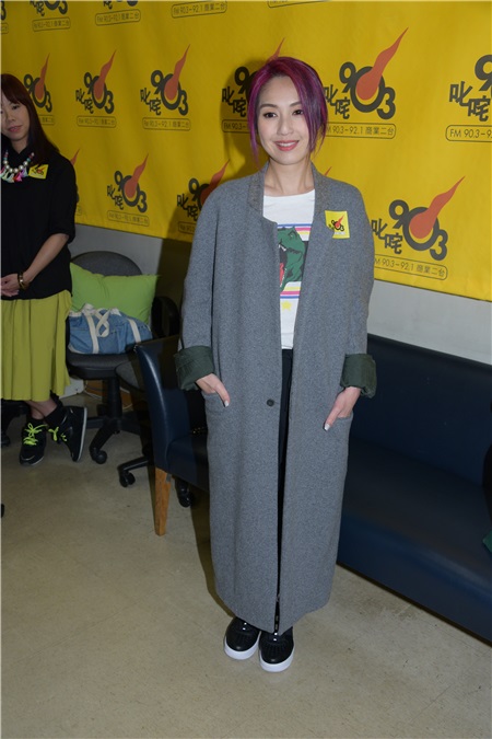 杨千嬅、林兆霞及陈逸宁为《志明与春娇》出席电台访问