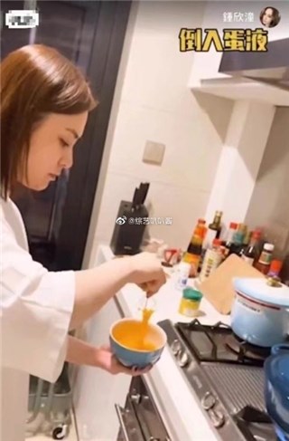 阿娇离婚后近况照曝光！分享减肥餐制作方法