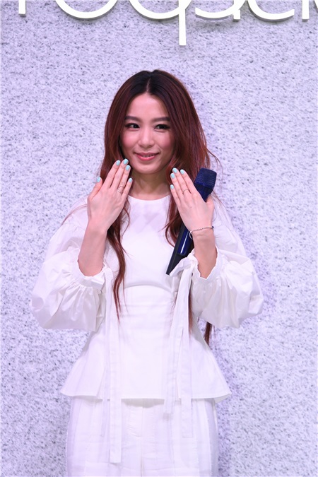 Hebe田馥甄上海出席品牌代言活动 白色两件式裤装献唱干练飘逸