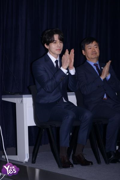 李栋旭出席冬奥会宣传大使委任仪式 正装亮相帅气十足