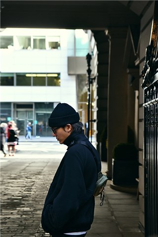陈坤简约街头风漫步伦敦街头 品味秋日暖阳