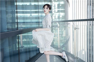 娜扎夏日香草系街拍曝光  灵魂旋舞现鬼马少女力