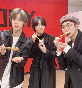韩国男团Noir厨艺直播  云送外卖谢粉丝