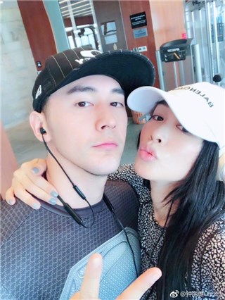 钟丽缇把自己打扮成女仆为张伦硕送蛋糕 结婚周年太甜蜜