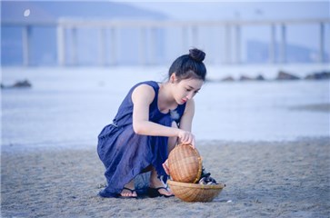 柳岩海边照