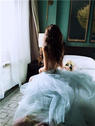 安以轩婚後北京开工 微博晒杀手级美背