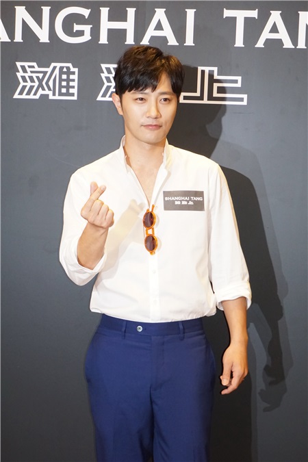〈Yes 香港现场〉晋久帅气亮相活动  白衬衫配甜笑秒变暖男