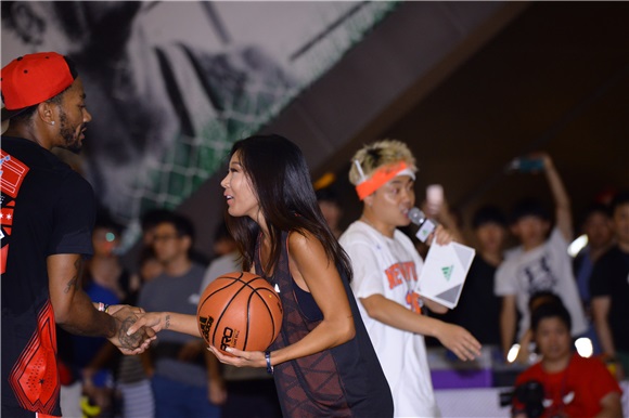 NBA球星德里克·罗斯与韩星HaHa Epik High等出席2016篮球大会决胜战活动