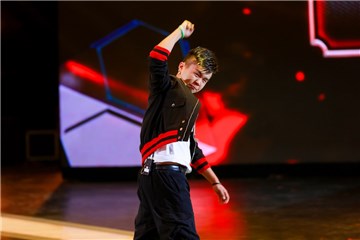 获胜后,孙勇挥拳庆祝