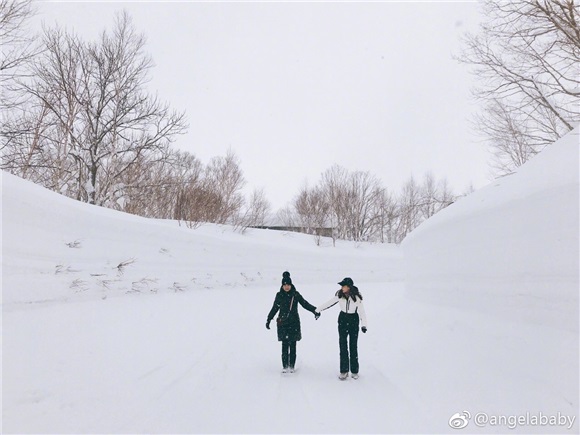Angelababy晒与妈妈合照 花样秀团圆传递孝亲正能量