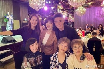 “小海豚”紧抱爸爸霍建华大腿撒娇！甜炸模样网友太羡慕