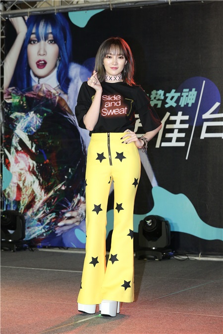 孟佳出席媒体见面会