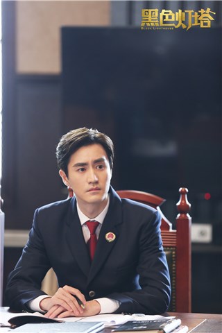 《黑色灯塔》杨玏制服秀   人间衣架彰显好身材