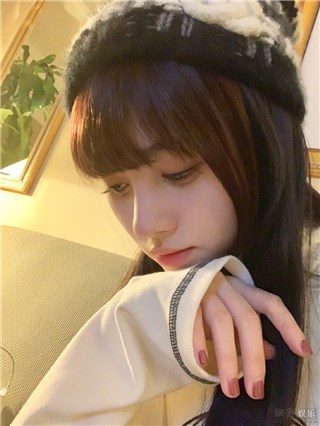 鞠婧祎新剪齐刘海造型靓丽     自我调侃：超级无敌厚