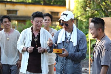 孙红雷在荒岛上和族人们在一起