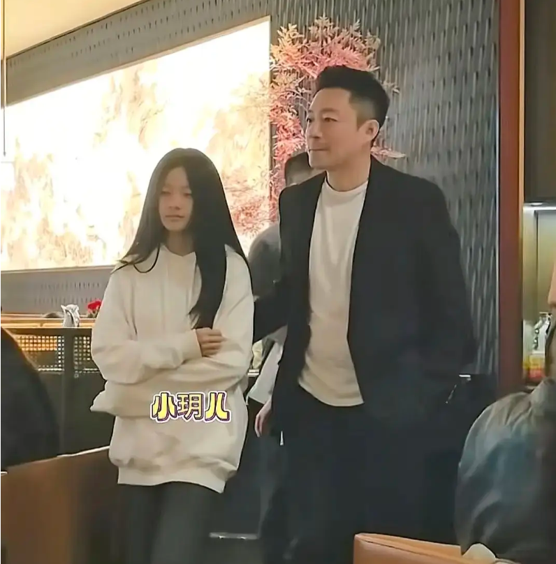 11岁小玥儿现身母婴店为新生弟弟挑礼物，眼神温柔被赞“最懂事星二代”
