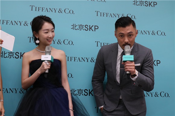 「宇宙夫妇」合体出席Tiffany活动 余文乐「老司机」频频逗乐周冬雨互动暧昧默契