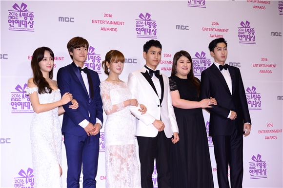 刘在石、HAHA、郑俊河等一同走上「2016 MBC放送演艺大赏」红毯