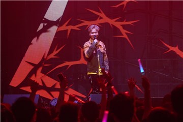 萧秉治《狂人》新专辑演唱会台中场示爱 父亲节告白家人《让我罩着你》