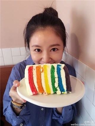 林心如胃口大开开心吃「彩虹」 网友：两人份