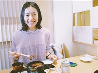 刘雯一个人的假日享受悠闲吃美食 网友夸应该做美食博主