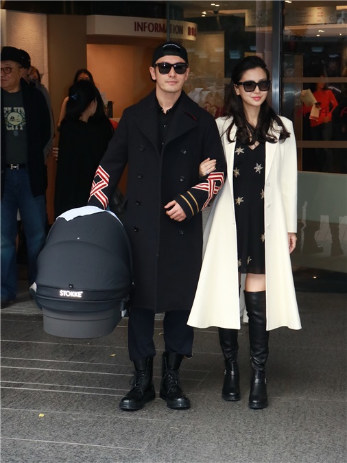 <Yes香港现场>黄晓明携两个baby出院亮相  画面美极了