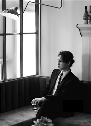 尹正亮相时尚芭莎慈善晚宴，极简黑白造型诠释雅致魅力