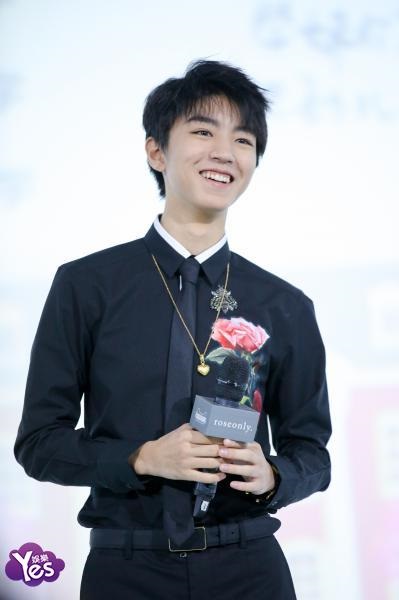 〈Yes 北京现场〉王俊凯全黑亮相变身玫瑰王子 暖笑卖萌尽显少年可爱本性
