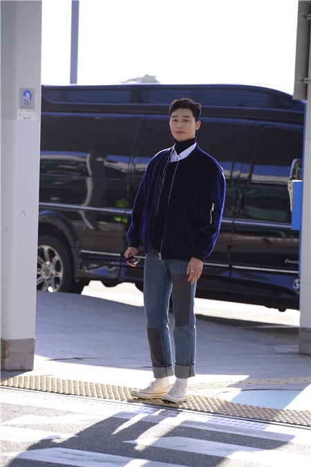 演员朴叙俊现身仁川国际机场