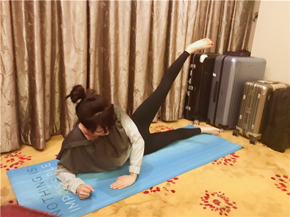 李念练瑜伽经纪人却在吃夜宵 网友:一定是假经纪人