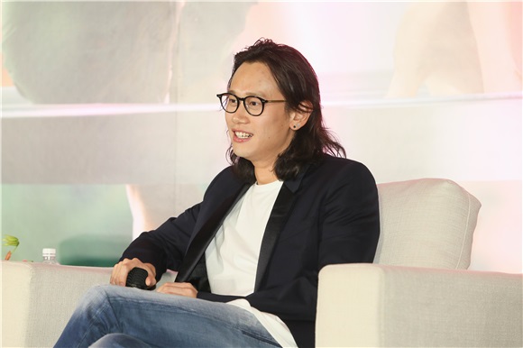 导演许宏宇、监制陈可辛、金城武、许月珍等出席电影《喜欢你》台北记者会