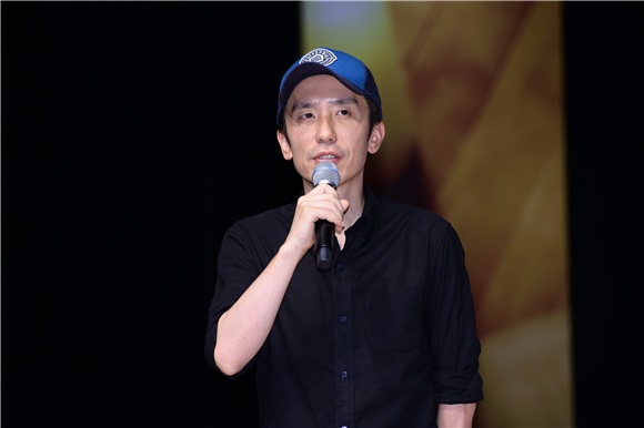 李珍雅办新辑showcase 柳熙烈亮相应援