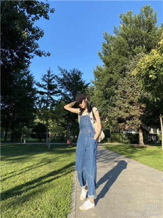 迪丽热巴背带裤戴棒球帽可爱满分  甜笑比耶活力满满的迪迪子