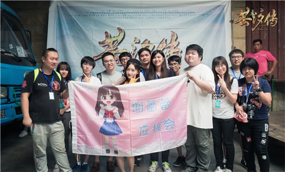 《芸汐传》开放探班 鞠婧祎和猫吃醋萌翻粉丝