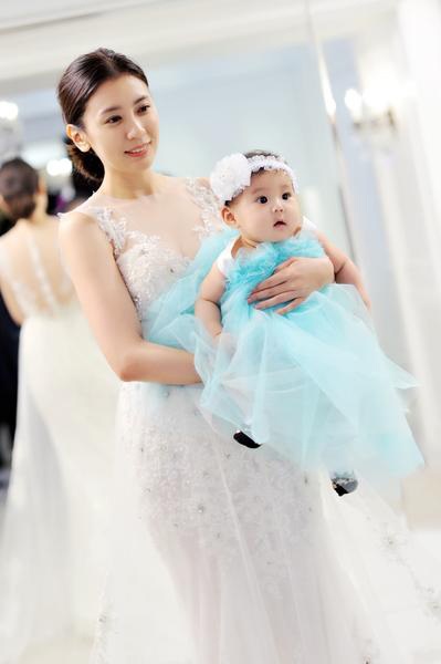 贾静雯咘咘试亲子婚纱 大小公主美呆众人