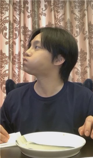 尹正开启线上吃播 一口春饼嚼121下引热议