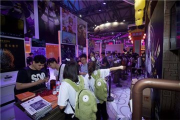 玩家背着肉螈背包周边逛展