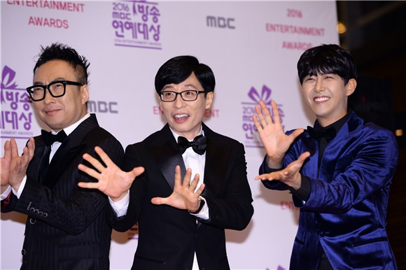 刘在石、HAHA、郑俊河等一同走上「2016 MBC放送演艺大赏」红毯